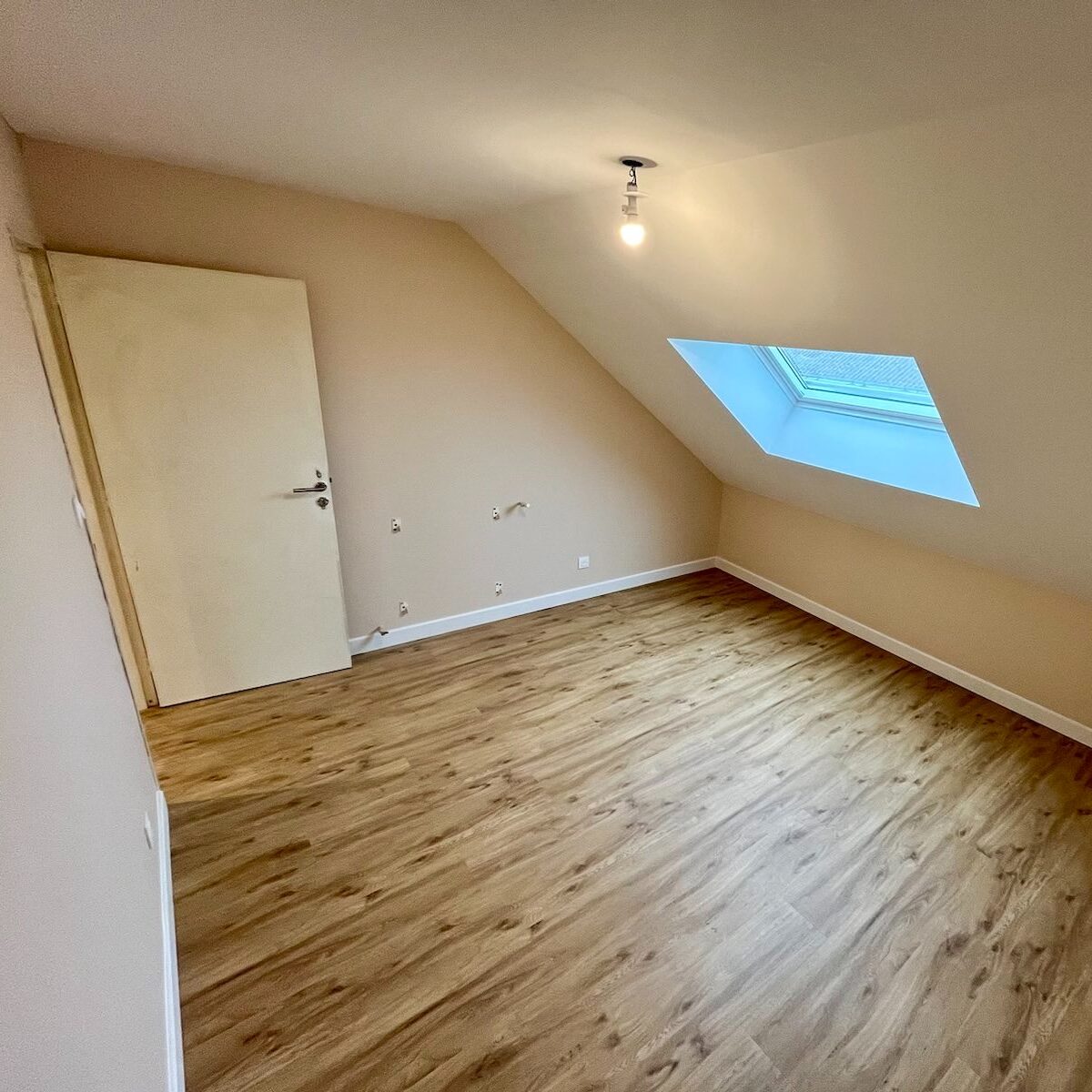 Artim Menuisier Cholet Signal 2023 12 14 113228 008 isolation dfes murs d'une chambre à cholet avec velux et parquet au sol, chambre sous les combles