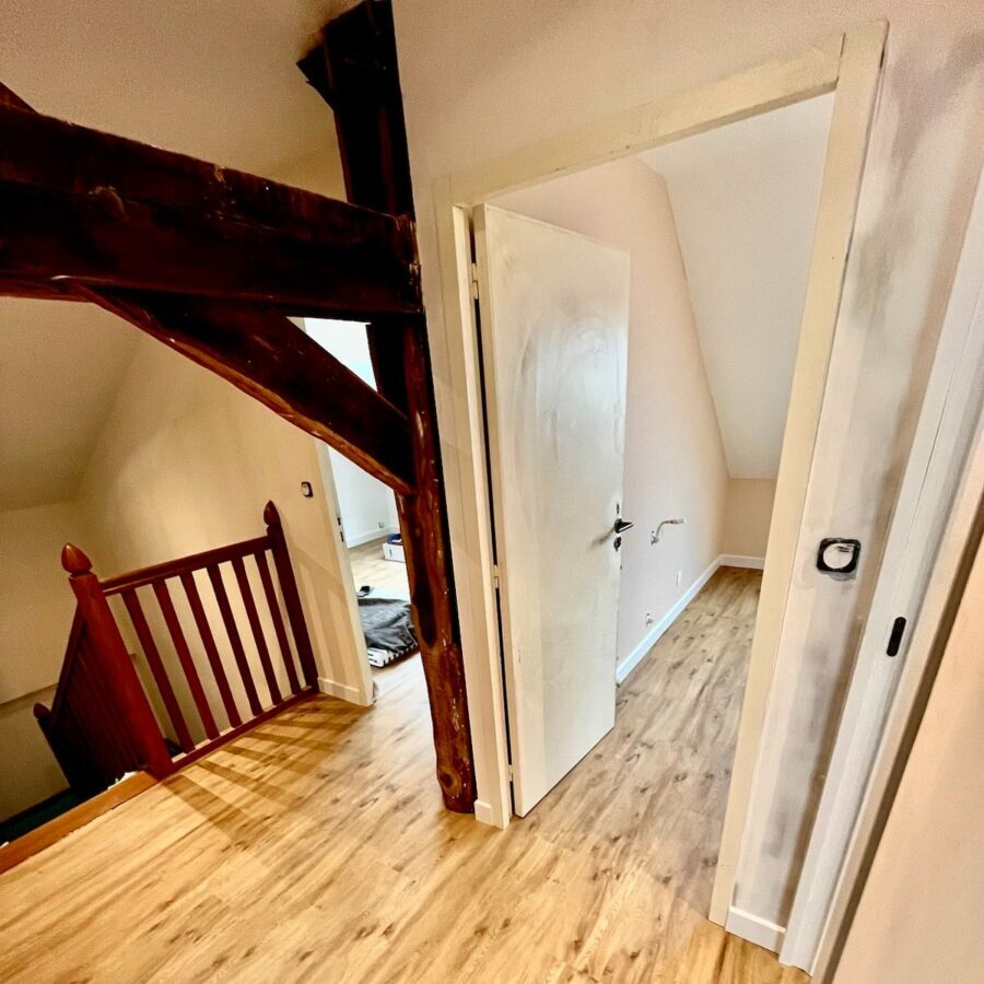 Artim Menuisier Cholet Signal 2023 12 14 113228 017 vue du palier de combles aménagés, parquet au sol et portes pour aller dans les chambres à Cholet