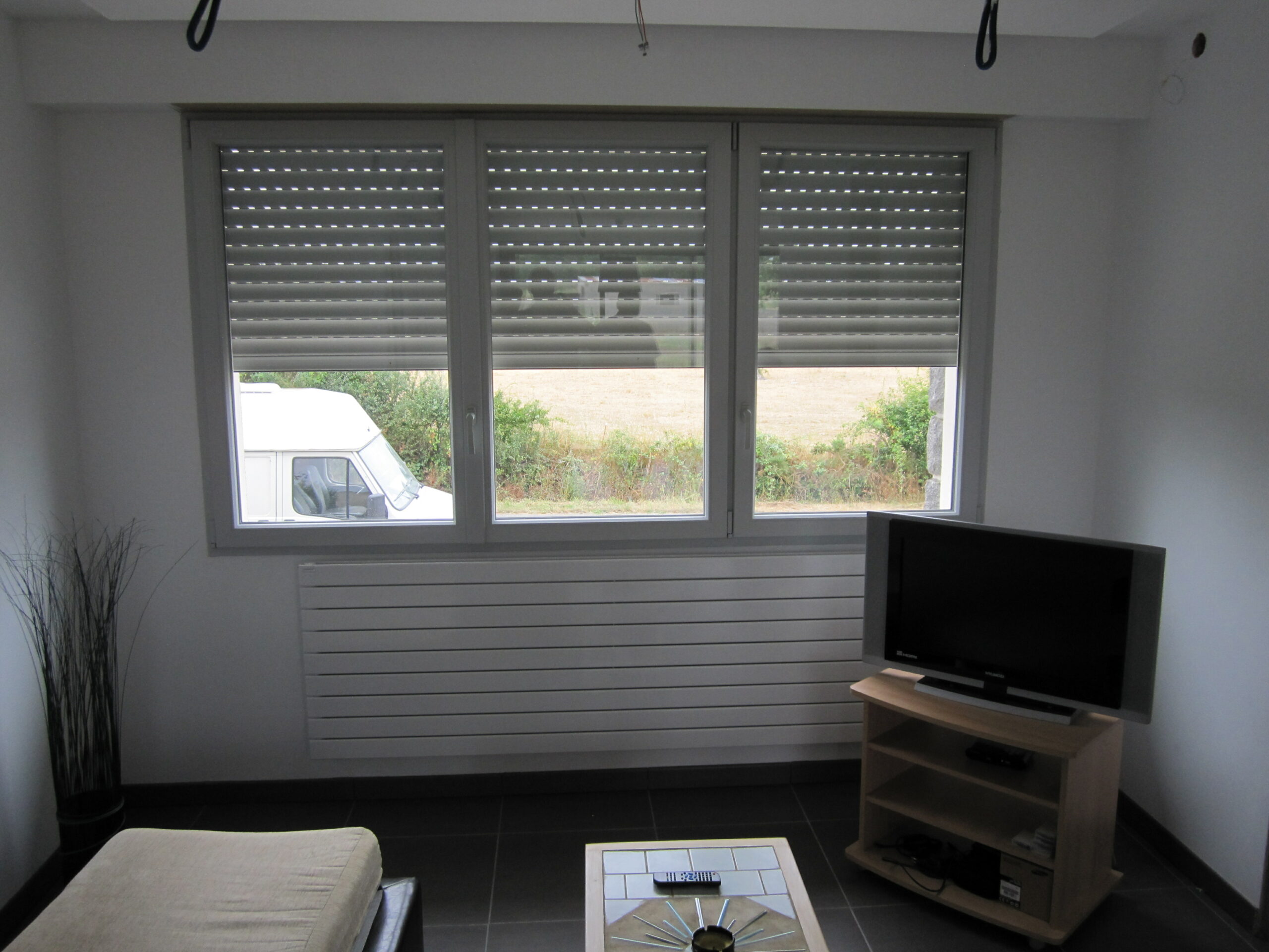 volet cholet volet roulant bloqué à la moitié sur une fenetre 3 vantaux dans un séjour