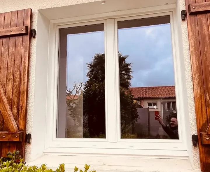 fenetre PVC blanc usr une façade de maison avec volet battant bois