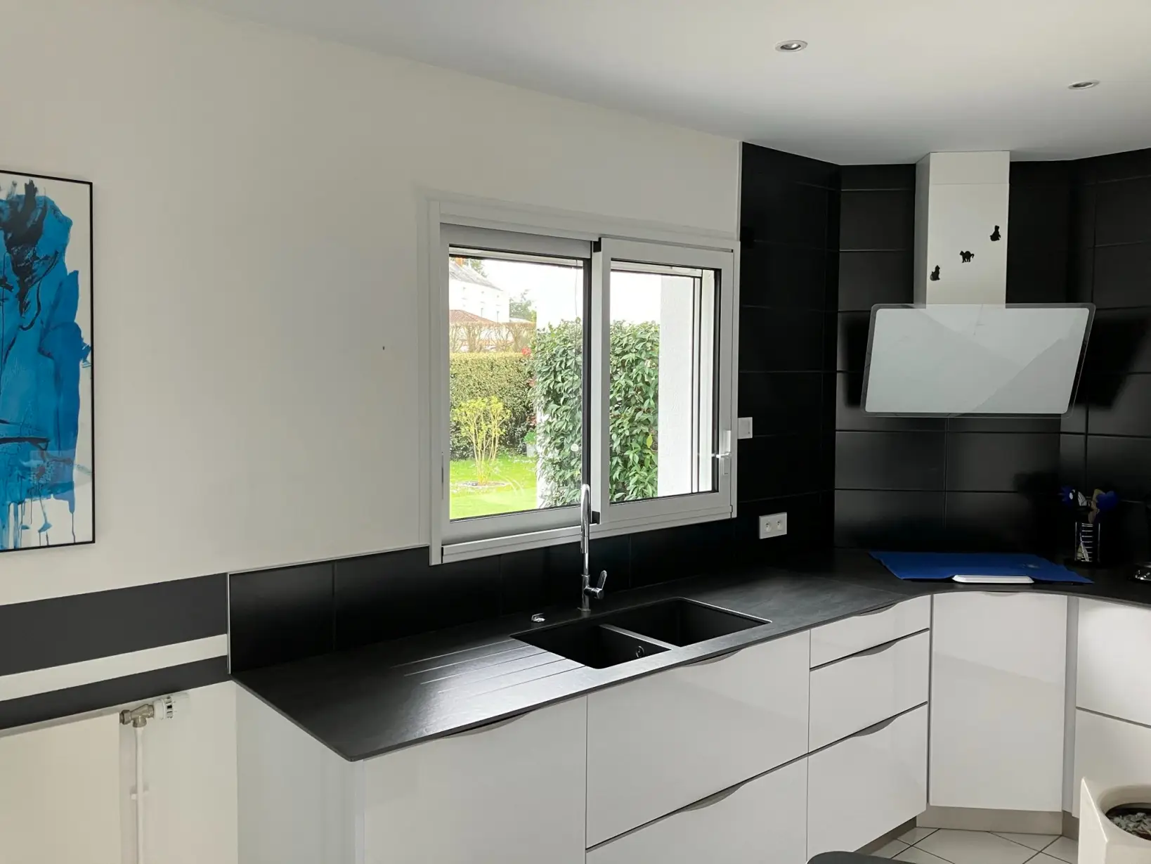 Artim Menuisier Cholet Batch Signal 2024 04 04 175935 004 2 cuisine noir et blanche avec une fenetre blanche