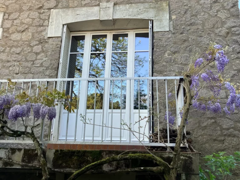 porte-fenêtre blanche sur maison en pierre près de Nantes