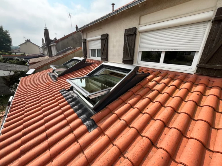 vue d'un toit en tuiles à Cholet avec un VELUX ouvert