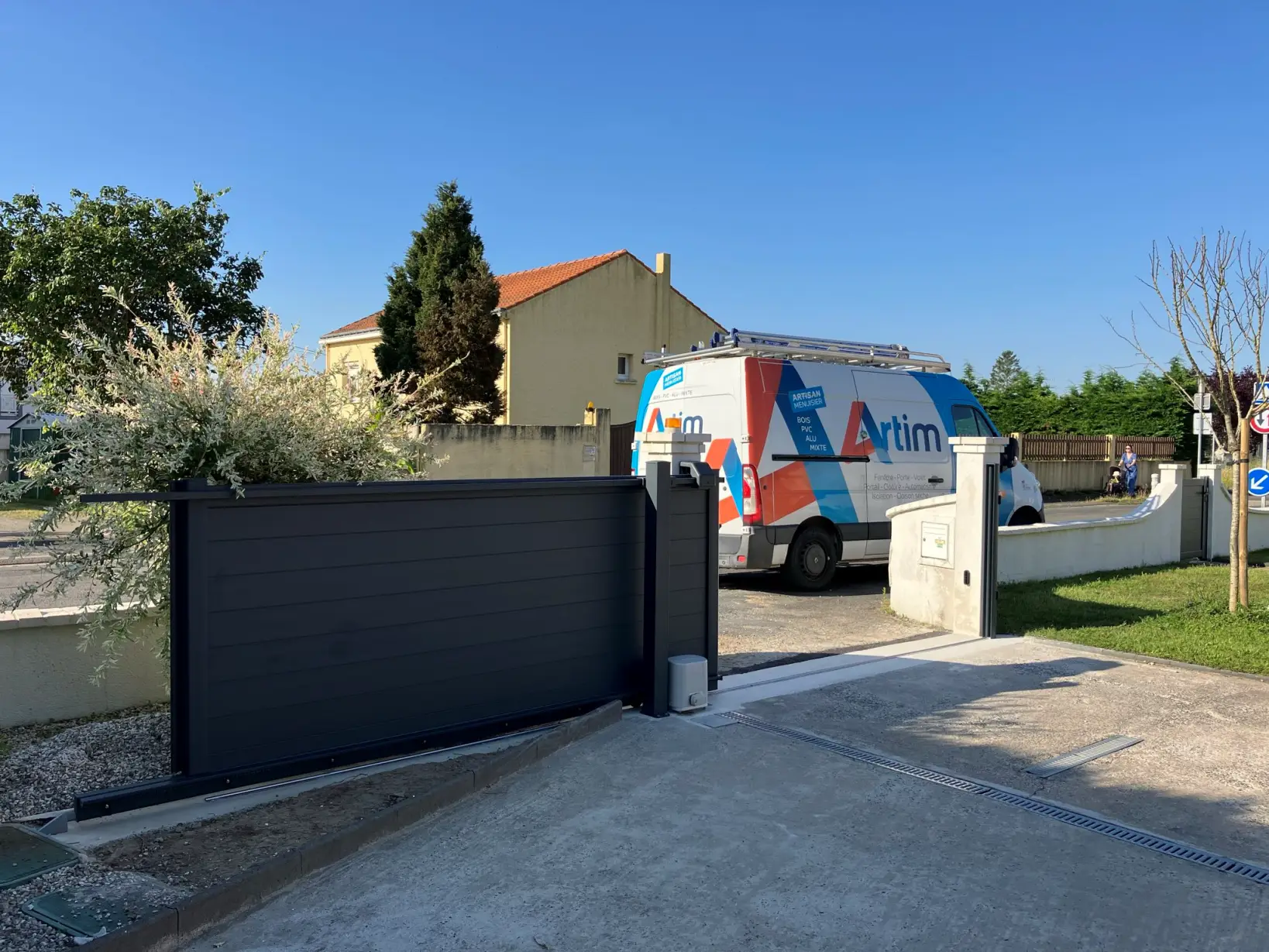 Artim Menuisier Cholet Portail Signal 2024 06 25 183701 011 portail coulissant ouvert d'une cours donnant sur rue à Nantes