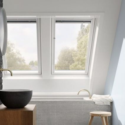 Artim Menuisier Cholet VELUX VELUXgalerie Jumo 1280x720px 1 combinaison JUMO de VELUX dans une salle de bain avec baignoire et vue dégagée sur le ciel