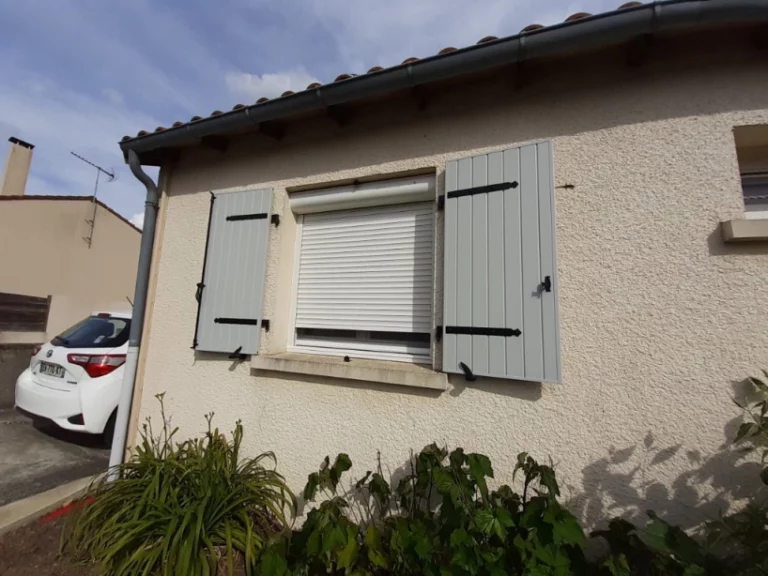 volet battant gris et volet roulant blanc semi fermé sur une façade de maison à Nantes