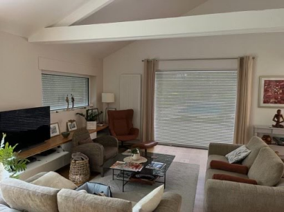 Artim Menuisier Cholet Volet Signal 2025 02 20 144923 003 salon chaleureux à beaupreau avec canapés beiges table de salon et volet à lames bioclimatioques fermé