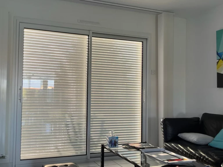 volet roulant ajouré sur une baie vue intérieure