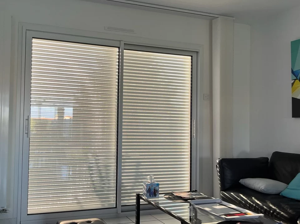 volet roulant ajouré sur une baie vue intérieure