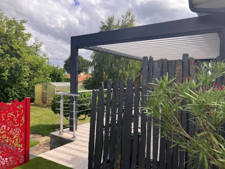 terrasse bois à cholet avec garde corps alu et pergola bioclimatique alu