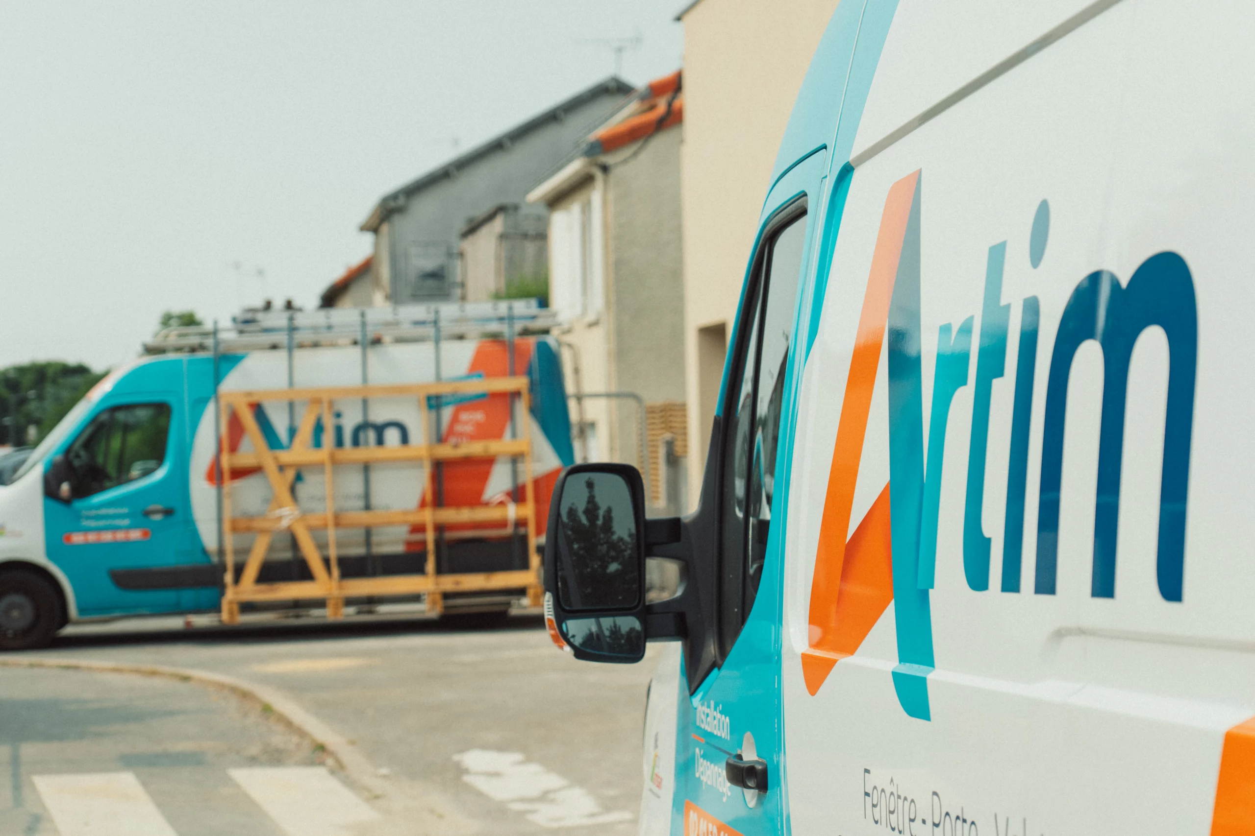 camion ARTIM sur un chantier de pose de fenêtres et isolation à Beaupréau