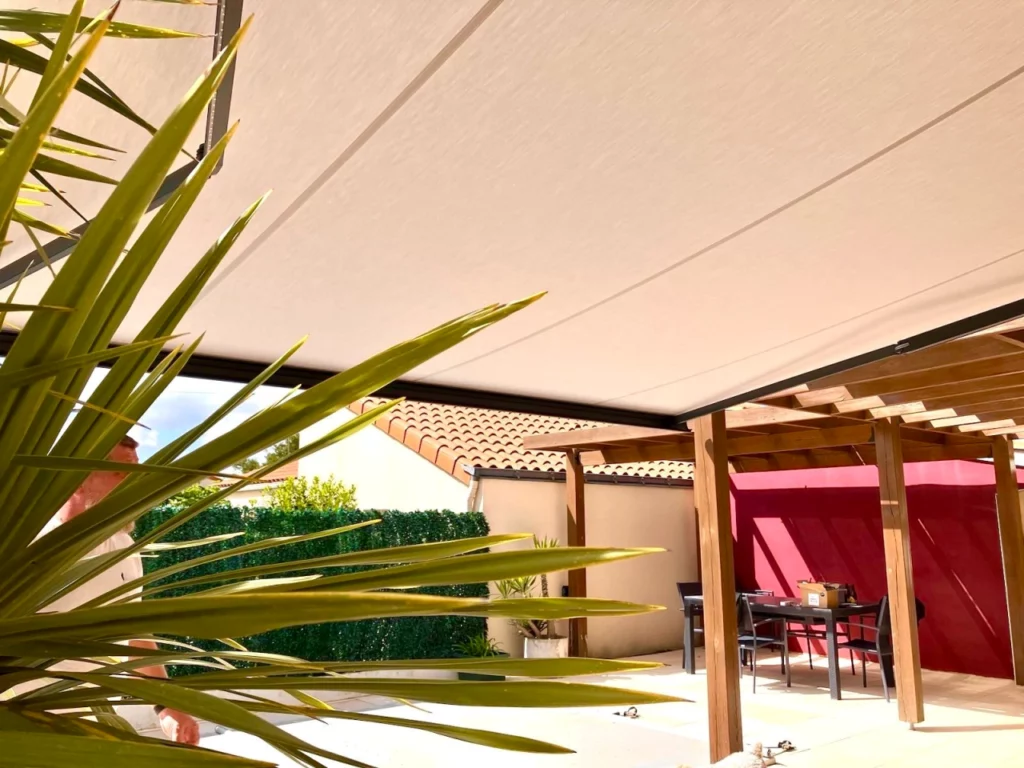 store banne beige sur la terrasse d'une maison à Nantes