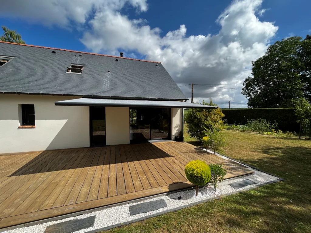 store banne gris sur la terrasse bois d'une maison à Beaupréau