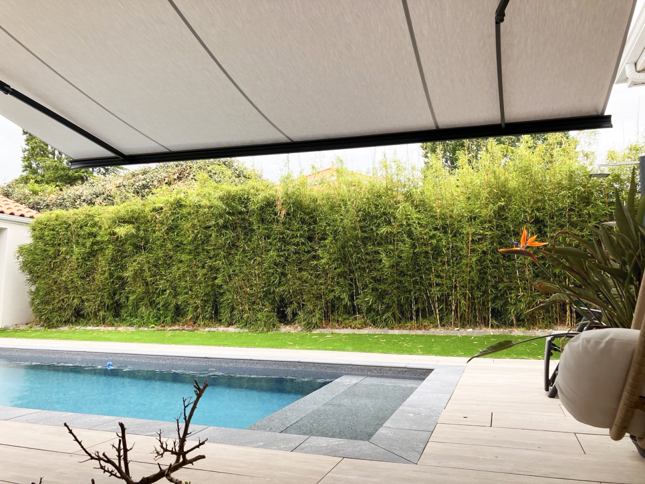 Artim Menuisier Cholet Store Banne Signal 2024 06 10 123336 010 store banne donnant sur une piscine creusé avec haie