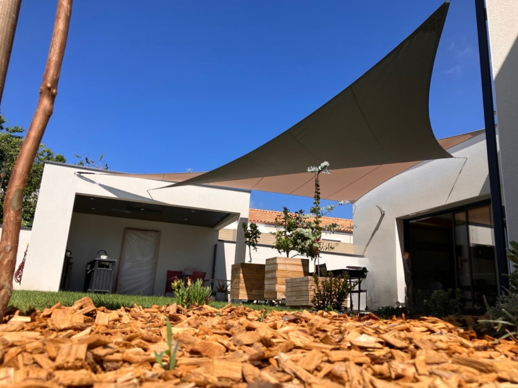 voile d'ombrage noir et beige sur la terrasse d'une maison à Nantes