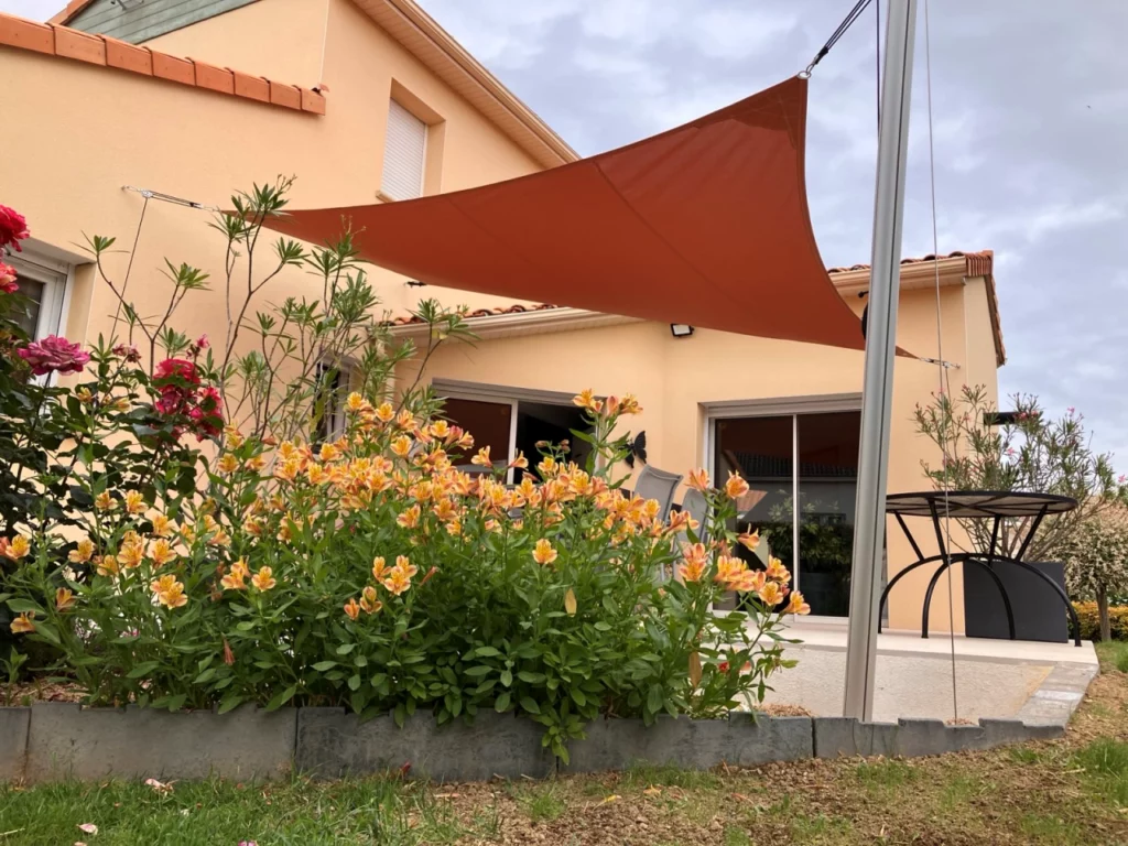 voile d'ombrage couleur terra cotta sur la terrasse d'un pavillon de cholet