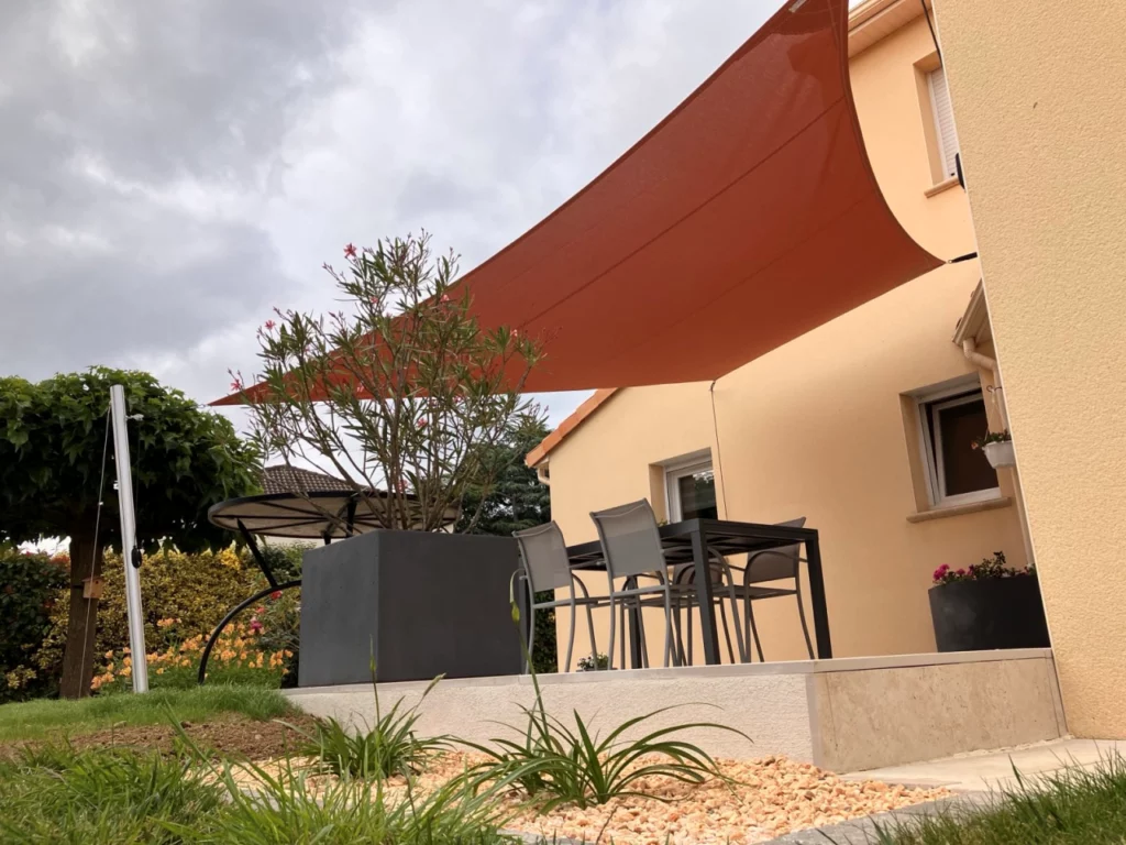 voile d'ombrage terra cotta sur la terrasse d'une maison à Cholet