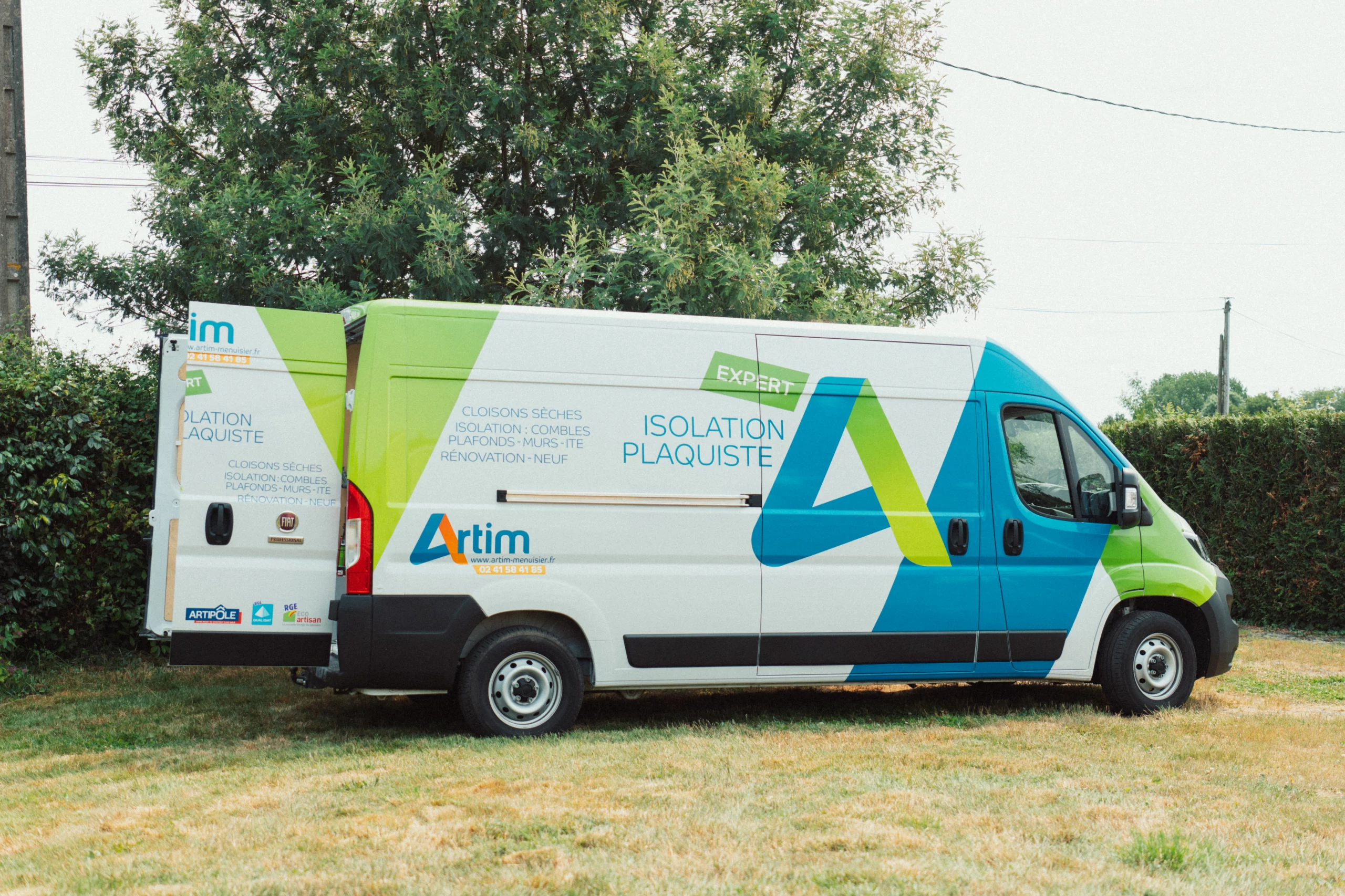 Artim Menuisier Cholet Isolation Combles DSC00450 camion des plaquistes chez ARTIM chez un client à Nantes