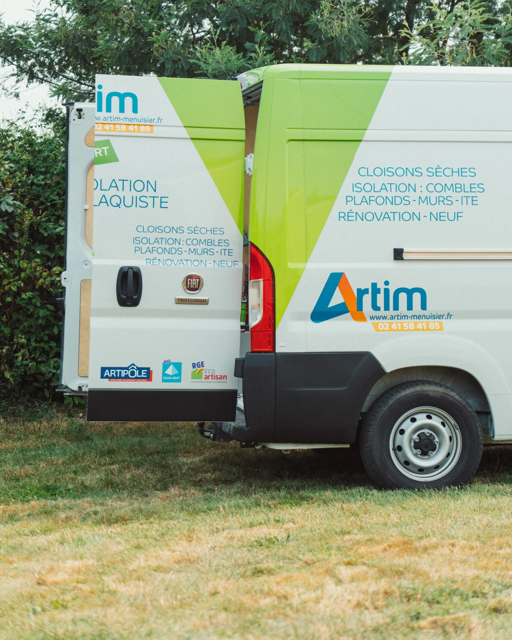 Artim Menuisier Cholet Isolation Combles DSC00451 derrière du camion des plaquistes chez ARTIM chez un client à Nantes