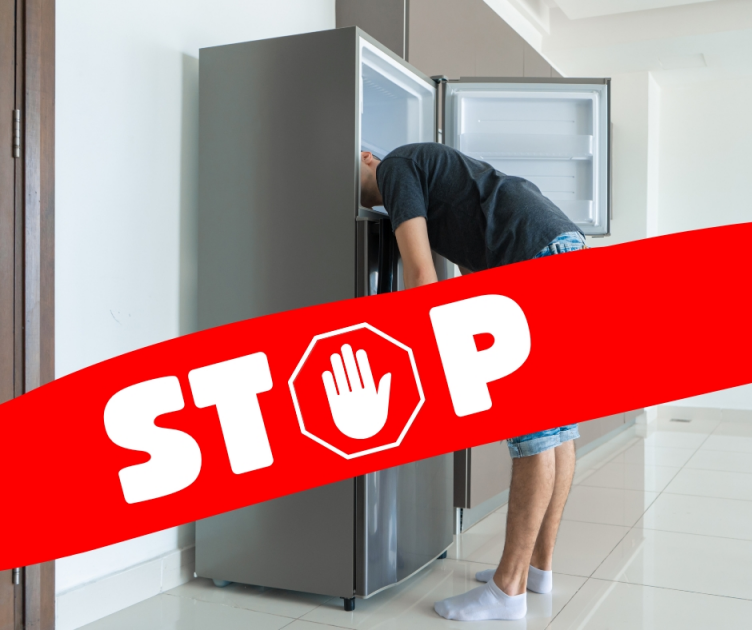 homme avec la tête dane le frigo parce qu'il faut trop chaud avec un stop rouge écrit en gros