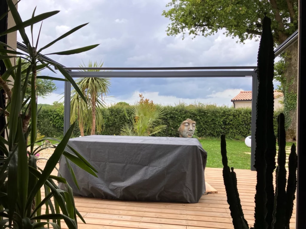 vue sur terrasse bois avec spa au mieux et pergola pour sublimer le tout
