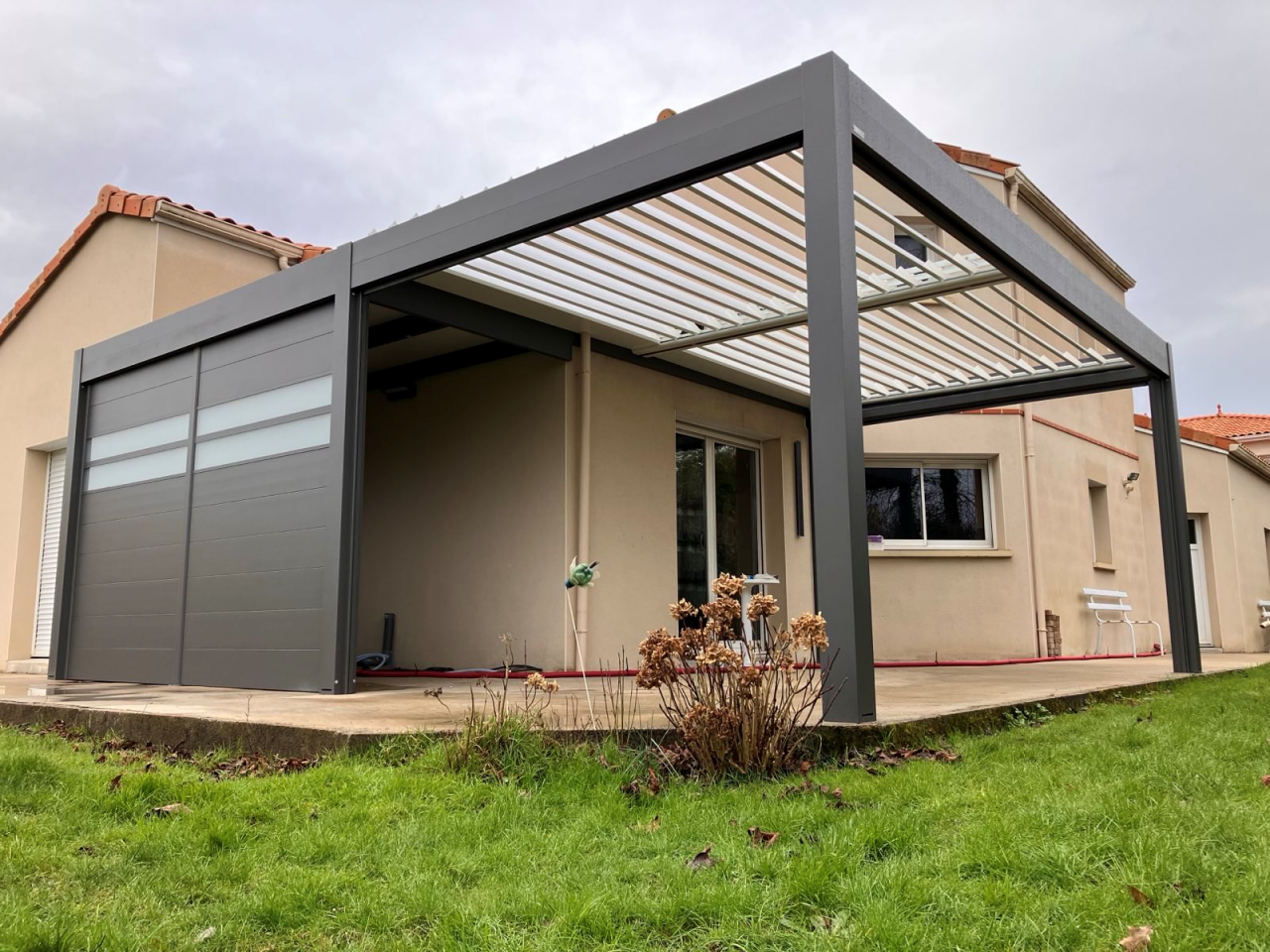 pergola bioclimatique avec carport gris anthracite d'une maison près de cholet