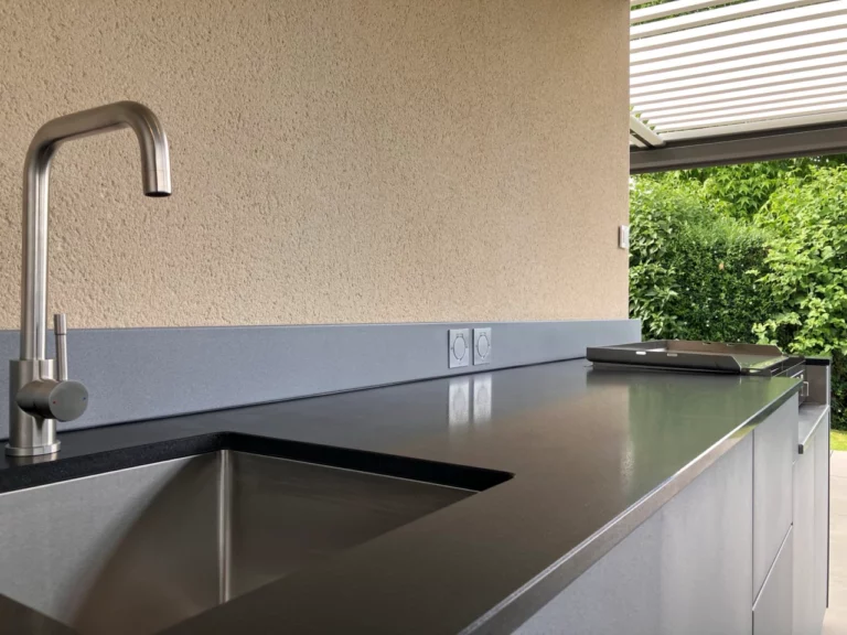 vue d'une cuisine d'été sous un carport d'une maison à nuaillé