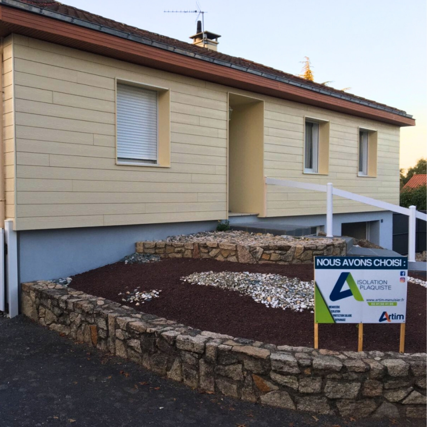 maison à Cholet pour avec un bardage CERAL couleur crème avec ménagement paysager devant ainsi qu'un panneau de chantier ARTIM