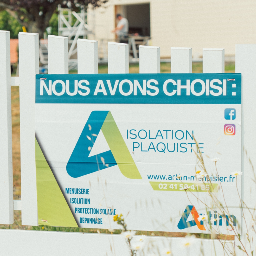 panneau de chantier ARTIM sur la cloture d'un client à cholet chez qui nous avons fait l'isolation par l'extérieur avec bardage