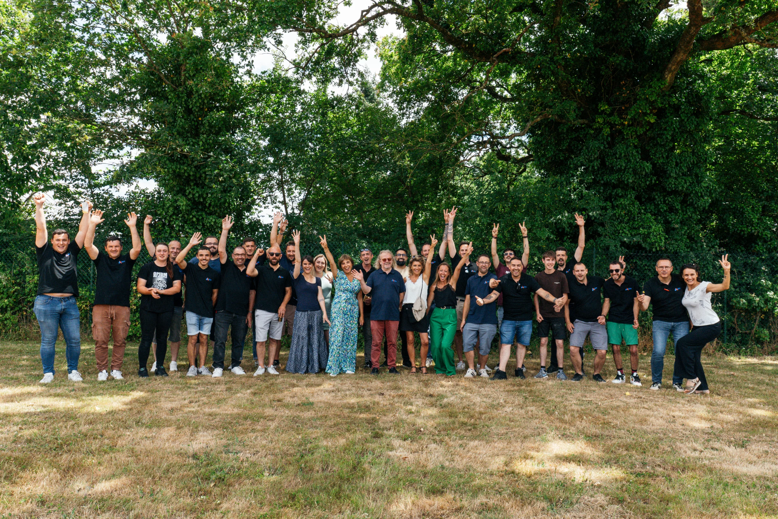 membres de l'entreprise de menuiserie ARTIM à Cholet en extérieur sur du gazon devant des arbres