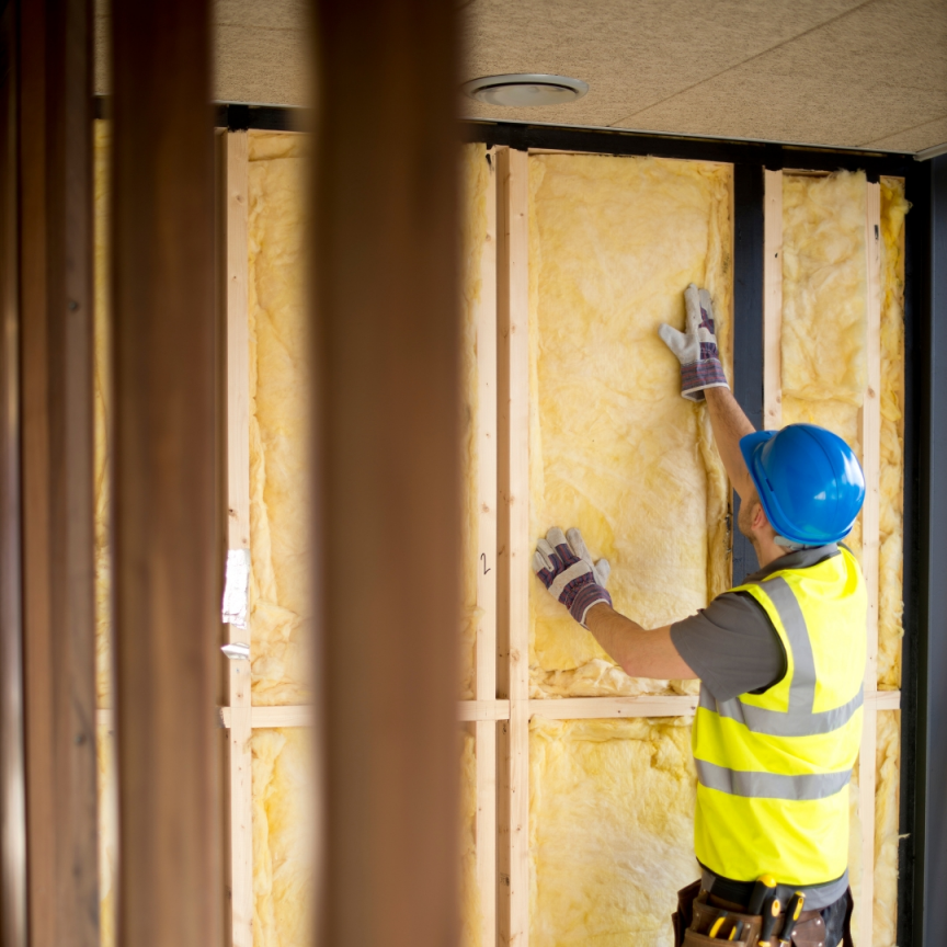 Artim Menuisier Cholet Isolation Maison Cholet 20 mur d'une maison a cholet avec un plaquiste en train de poser la laine de verre