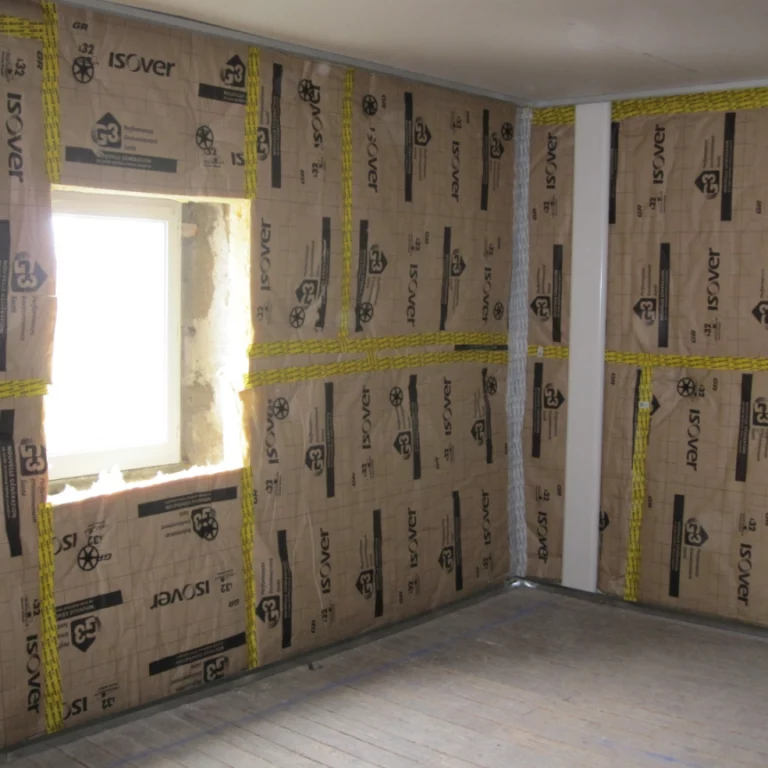 mur d'une maison a beaupreau avec isolation revêtue kraft et embrasure pour une fenetre