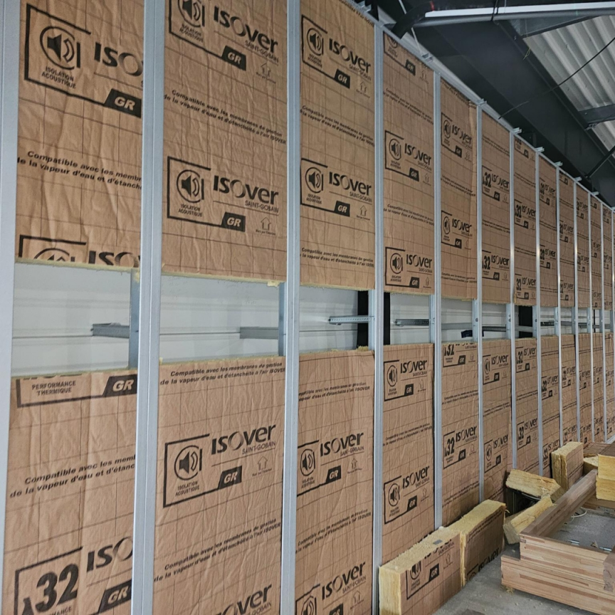 mur d'une maison a cholet avec rail, et isolation revêtue kraft