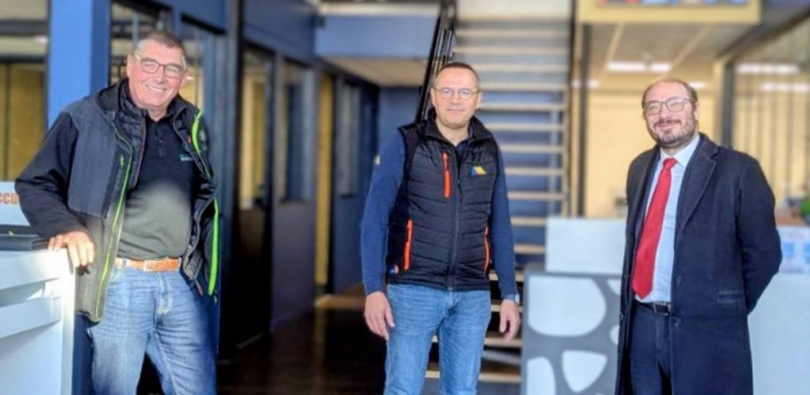 De gauche à droite : Étienne Maurille (MCGM – Gesté), Mickaël SECHER (ARTIM), M. Denis Masséglia (député du Maine-et-Loire). Rencontre du 10 octobre consacrée à la rénovation énergétique et au rôle essentiel des artisans