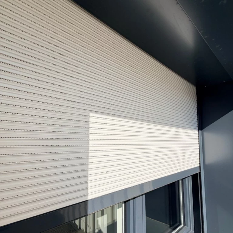 volet roulant avec tablier blanc et lame finale et coulisses grises à Cholet