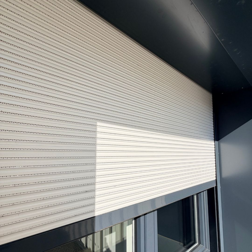 Artim Menuisier Cholet Volet Roulant Cholet Nantes Beaupreau15 volet roulant avec tablier blanc et lame finale et coulisses grises à Cholet