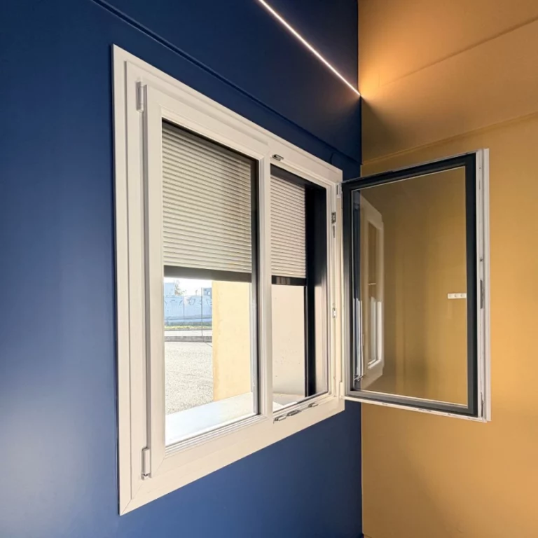 fenêtre avec volet fermé à mi hauteur et fenetre ouverte