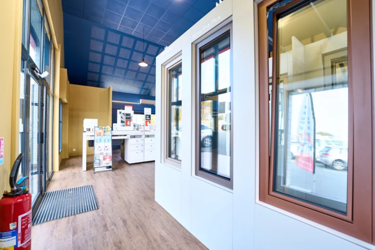 plusieurs fenêtres de plusieurs matériaux de chez FINSTRAL dans notre studio de Cholet