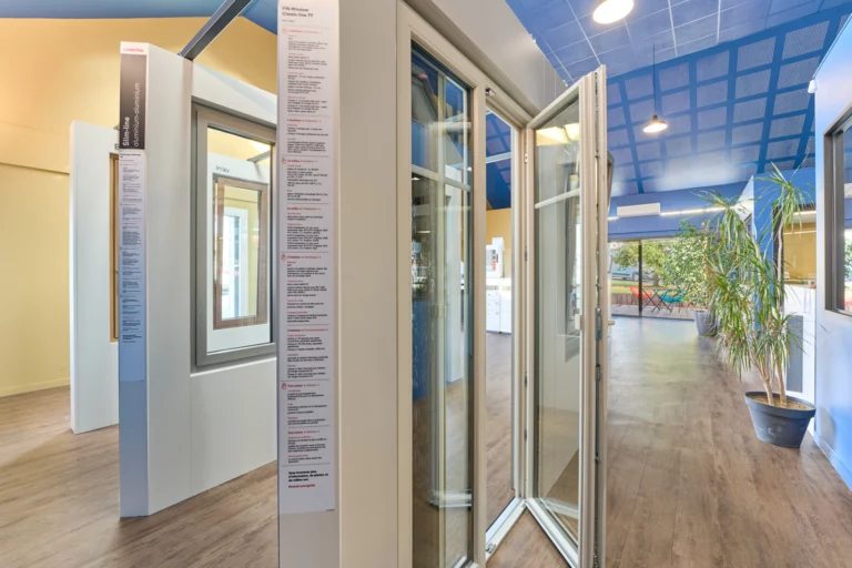 détail d'une porte fenêtre chez FINSTRAL dans notre studio de Cholet