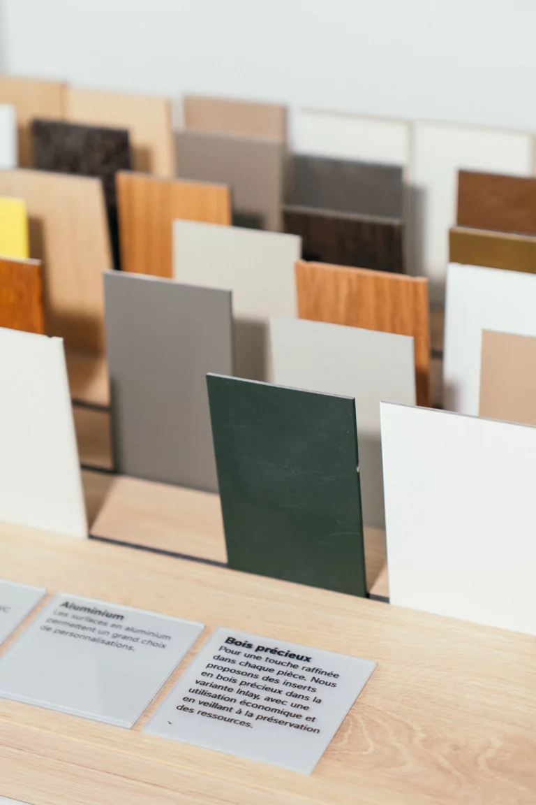 échantillons de RAL de fenêtres FINSTRALL dans notre studio de Cholet