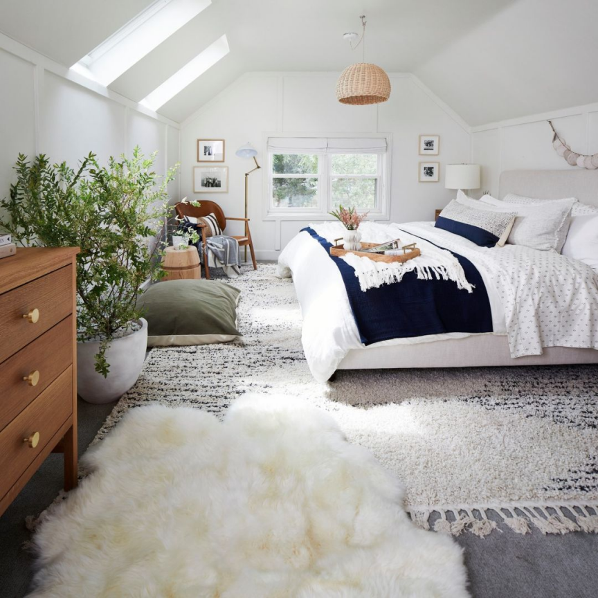 Artim Menuisier Cholet Amenagement Combles Cholet 38 chambre aménagée sous les combles avec un lit double un tapis blanc au sol et de la déco cosy