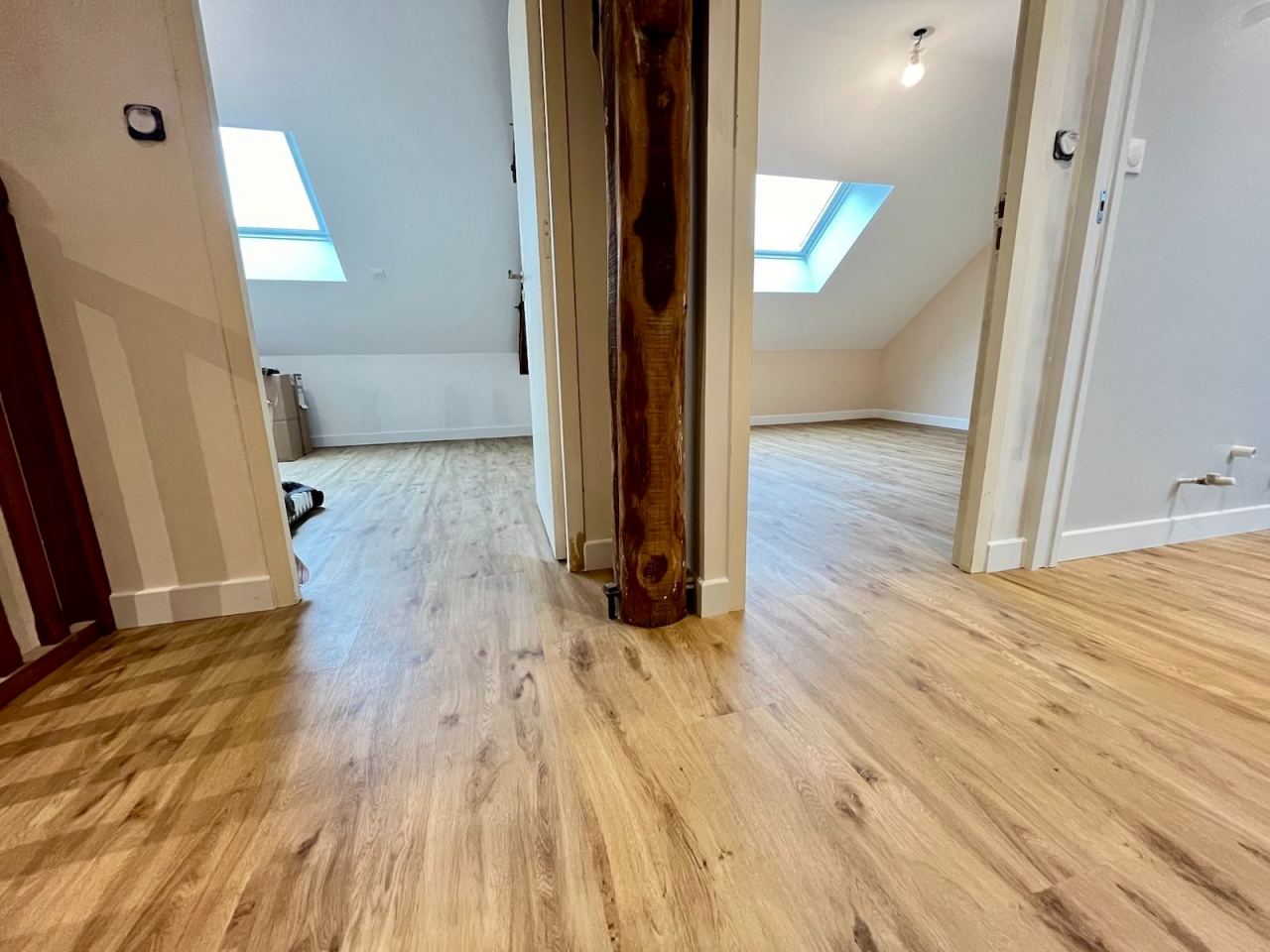 Artim Menuisier Cholet Amenagement Combles Cholet Signal 2023 12 14 113228 014 aménagement sous les combles de chambres avec vue sur les 2 portes, parquet au sol et 1 VELUX dans chaque pièce