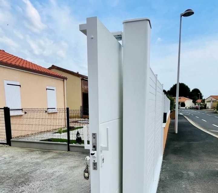 Artim Menuisier Cholet Portail Cholet IMG 1973 portail de clôture blanc ouvert vue sur la fermeture à brégrolles en mauges près de cholet
