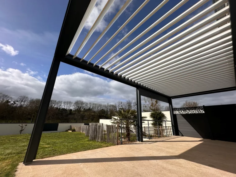 pergola bioclimatique avec une terrasse bois avec vue sur le jardin et lames ouvertes cholet