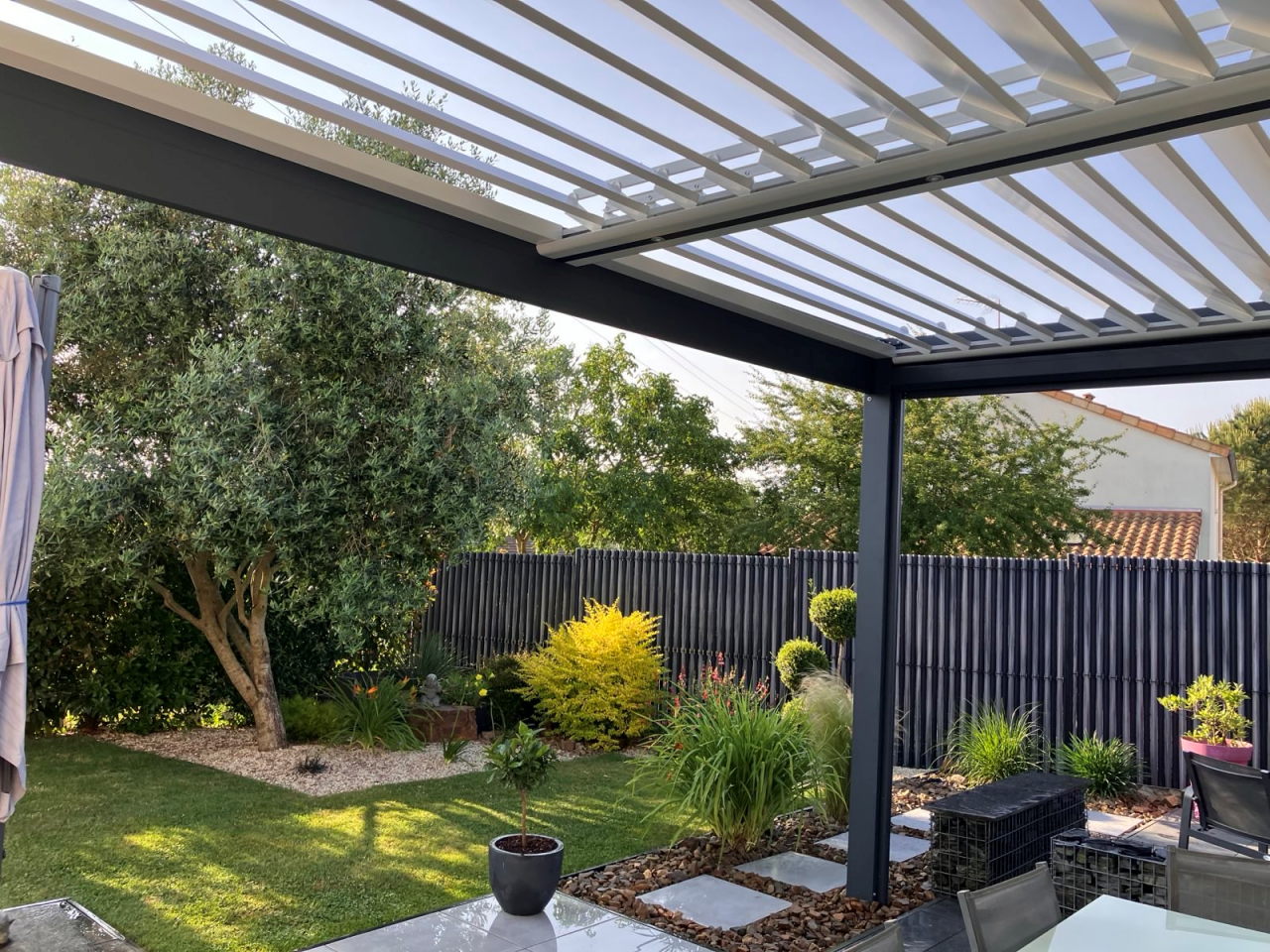 Détail d’angle de pergola bioclimatique, finitions aluminium et lames orientables