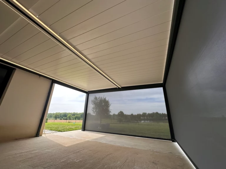 Vue intérieure d’une pergola bioclimatique avec stores latéraux et éclairage LED intégré