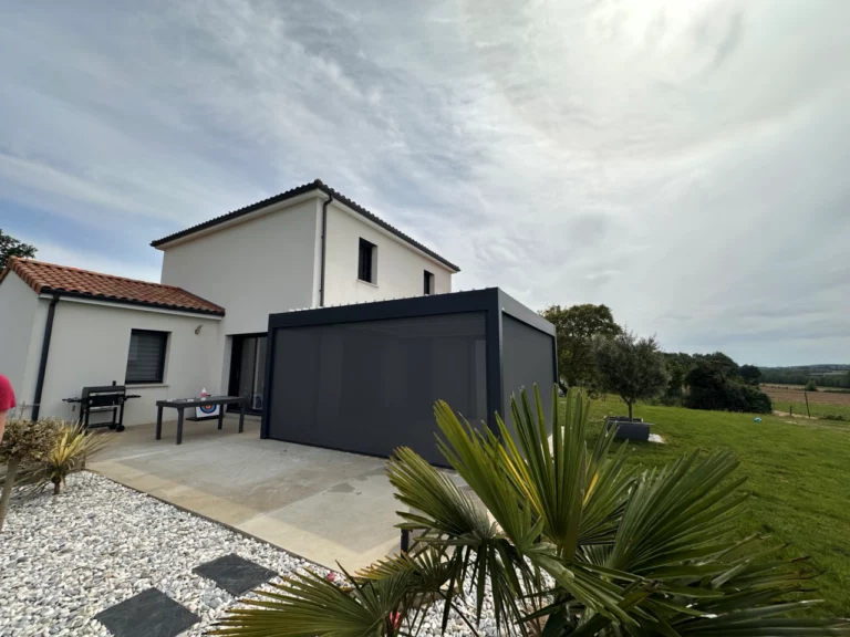 Pergola bioclimatique sur terrasse exposée plein sud avec stores latéraux fermés