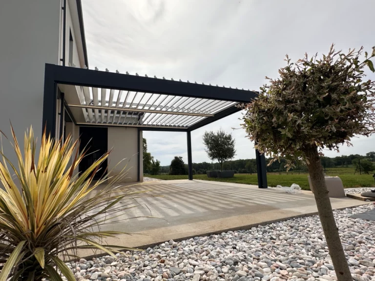Grande pergola bioclimatique anthracite avec lames blanches et éclairage LED intégré
