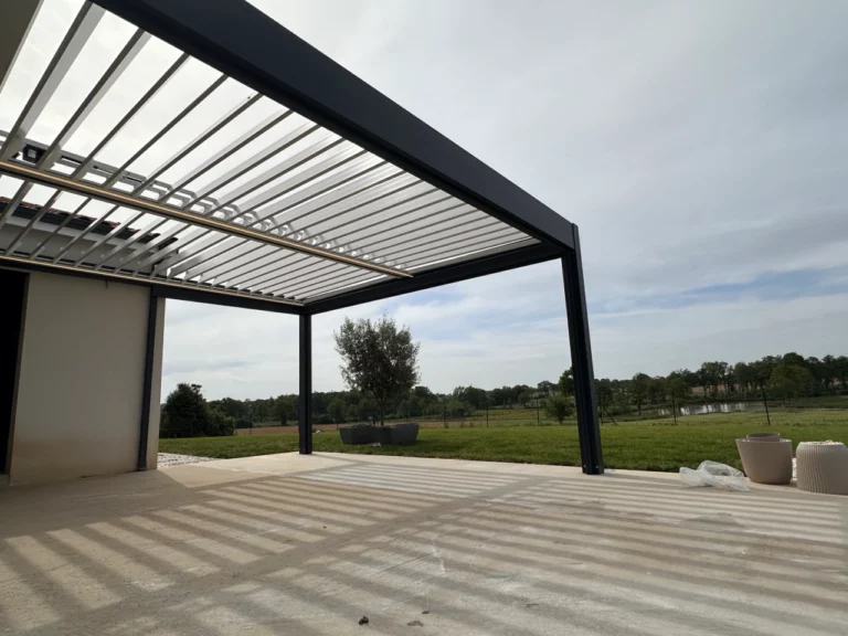 Pergola bioclimatique attenante à la maison avec stores latéraux et lames orientables
