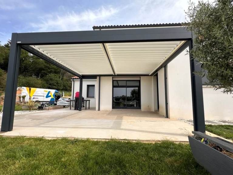 Détail technique d’une pergola bioclimatique avec éclairage LED intégré et fixation murale